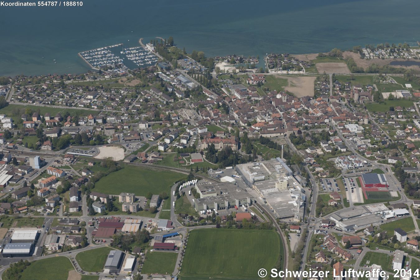 Estavayer, Blickrichtung N zum Neuenburgersee mit dem 'Port de Portalban'.